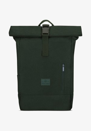Rucsac verde cu capac rulat, dintr-un material texturat, cu curea ajustabilă, buzunar frontal cu fermoar și un badge cu logo pe corp.