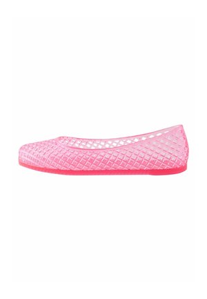 Zapato plano translúcido rosa con diseño de malla de patrón de diamantes y punta redonda, mostrado de perfil sobre un fondo blanco.