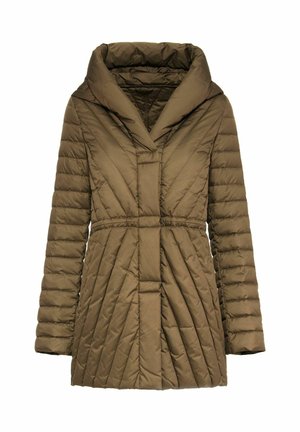 Brązowy, ocieplany płaszcz z dużym kołnierzem, długimi rękawami, paskiem w talii oraz ukośnymi wzorami pikowania na całym ciele.