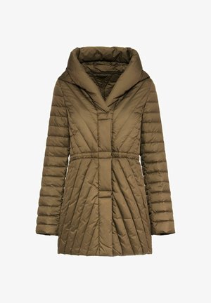 Brązowy, ocieplany płaszcz z dużym kołnierzem, długimi rękawami, paskiem w talii oraz ukośnymi wzorami pikowania na całym ciele.