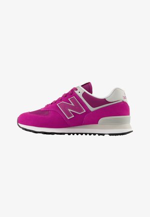 Różowo-fioletowy but sportowy New Balance z białymi i szarymi akcentami, cholewka z siateczki i zamszu, sznurowadła oraz czarna gumowa podeszwa widoczna z profilu.