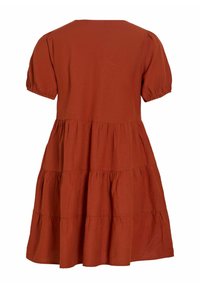 Ruosteenvärinen kerroksittainen mekko, jossa on puhvimaiset hihat ja kerätyt saumat, nähtynä takaa valkoisella taustalla.