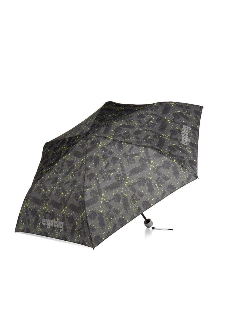 Ergobag-Regenschirm mit schwarzem Grund, der ein auffälliges grünes Spritzmuster zeigt. Leichtes Material und ein kompaktes, faltbares Design.