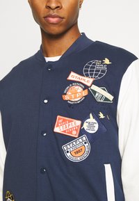 STAPLE PIGEON MIDTOWN BASEBALL JACKET - Camisola com fecho - navy