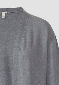 Grauer Cardigan mit weichem, strukturiertem Strick, offenem Vorderteil und V-Ausschnitt. Verfügt über ein Etikett mit Größenangabe.