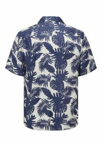 Camisetta a maniche corte in tessuto leggero con un motivo di foglie tropicali blu navy e bianche, caratterizzata da un colletto classico e una vestibilità rilassata.