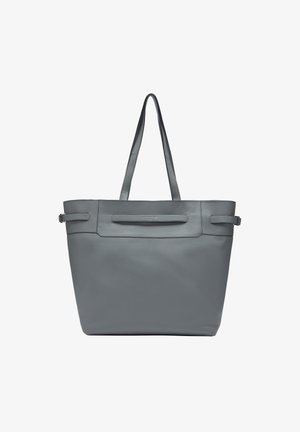 Sac en cuir gris avec deux longues poignées, de forme rectangulaire, surface texturée et détail de poche avant. Design simple et fonctionnel.