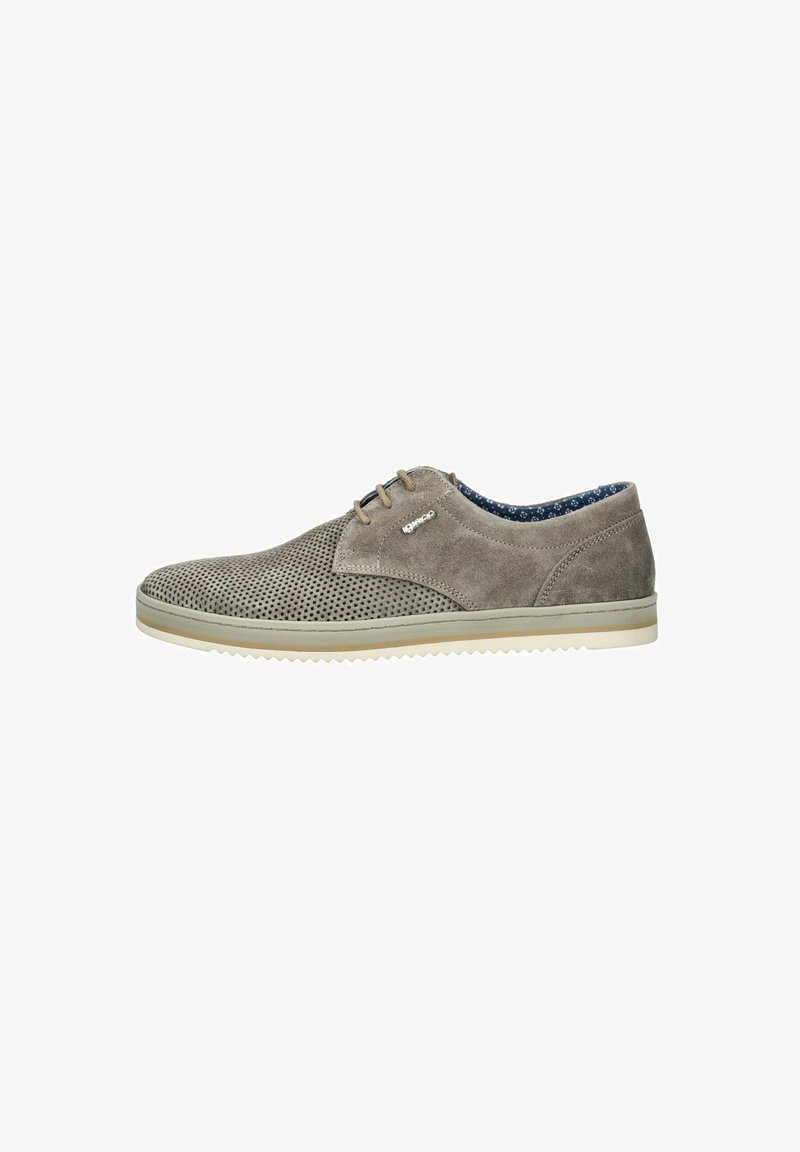 Grau Wildlederschuh mit perforiertem Obermaterial, Schnürdesign, kontrastierender dunkelblauer gemusterter Futter und einer beigen Gummisohle mit Zickzackstruktur.