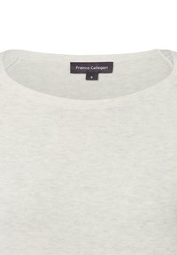 Lichtgrijze gebreide trui met een ronde halslijn, met een geweven textuur en een label met de tekst "Franco Callegari" en maat "S."