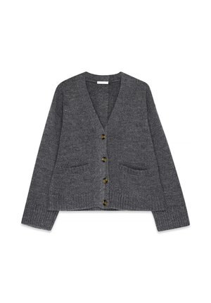 Gilet en tricot gris avec un col en V, des manches longues et deux poches avant. Comprend cinq boutons marron sur le devant. Texture douce.