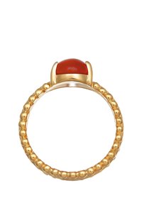 Bague en or avec une pierre rouge lisse et ronde sur une bande perlée, mettant en valeur une finition polie et des bords arrondis.