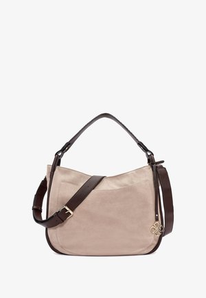 Beige Wildlederhandtasche mit einem braunen Ledertrageriemen, ausgestattet mit einem flachen Design, einer Seitentasche und goldenen Akzenten. Insgesamt glatte Textur.