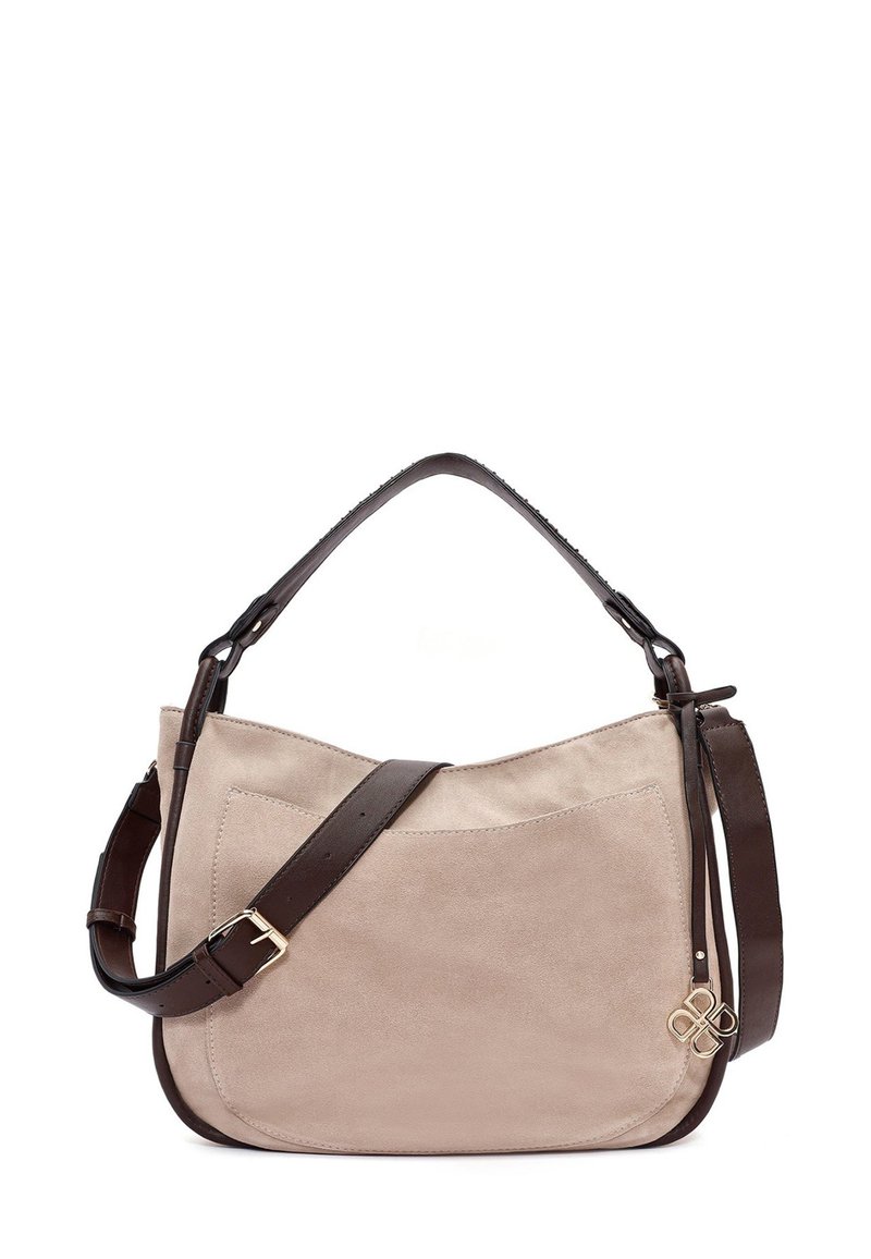 Beige suède handtas met een bruin leren schouderband, met een plat ontwerp, zijvak en gouden accentdetails. Over het algemeen een gladde textuur.