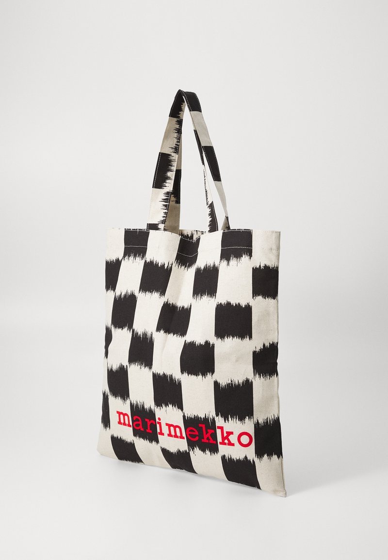 Tote bag s černo-bílým kostkovaným vzorem, vyrobený z látky, s dvěma uchy a výrazným červeným logem "marimekko" na přední straně.