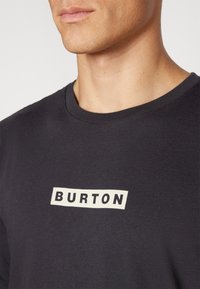 Burton DEJAVIEW TEE - Nyomott mintás póló - true black