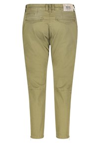 Oliwkowe, zwężane spodnie o gładkiej fakturze, z dwoma tylnymi kieszeniami, metalową metką na pasie oraz zamkami błyskawicznymi w okolicy kostek.