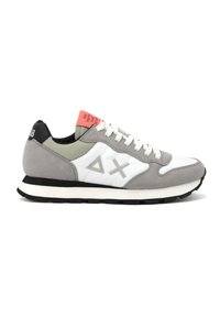 Sneakers con una toma grigia in suede e bianca in pelle, dettagli neri, un'etichetta rosa e suola testurizzata. Presentano lacci e dettagli con logo.