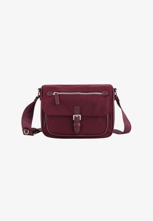 Bolso mensajero burdeos fabricado en un material duradero, con una tapa frontal que incluye un bolsillo con cremalleras, correa ajustable y acentos de hardware en tono plateado.