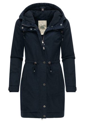 Parka bleu marine avec une taille à cordon de serrage, des zips et des boutons-pression. Dotée d'une capuche doublée en polaire et de deux poches latérales.