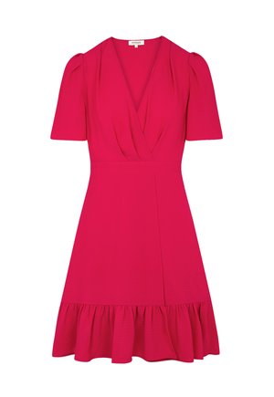 Vestido fucsia de manga corta con escote en V, mangas abullonadas recogidas, un cuerpo ajustado y una falda acampanada con un dobladillo rizado. Textura suave.