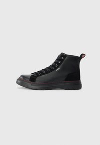 Zapatillas altas negras hechas de cuero y ante, con cordones planos, un hilo de acento rojo y una suela texturizada para mayor agarre.