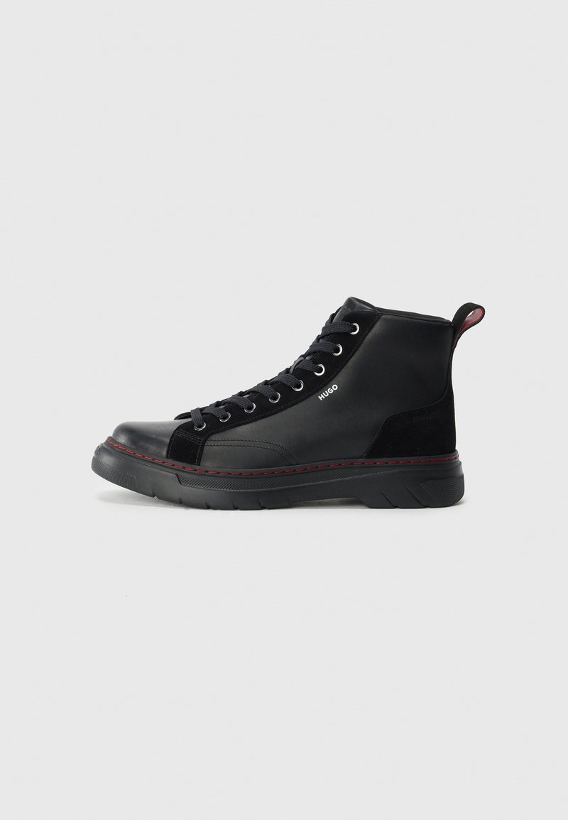 Zapatillas altas negras hechas de cuero y ante, con cordones planos, un hilo de acento rojo y una suela texturizada para mayor agarre.