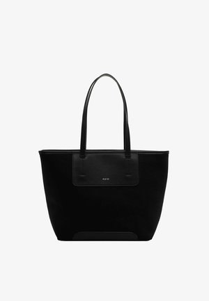 Borsa tote nera con manici lunghi, patta rettangolare sulla parte anteriore con piccolo testo argentato "RUE 09" e pannello di base strutturato.