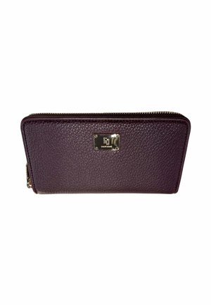 Portafoglio in pelle viola con finitura testurizzata, dotato di una placca con logo dorato e chiusura a zip lungo il bordo superiore.
