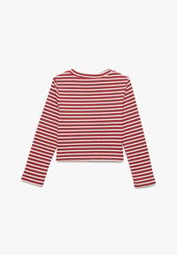 Rød og hvid stribet langærmet crop top med rund halsudskæring og ribbet tekstur. Har kontrasterende sorte striber imellem farverne.