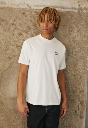 PUMA STAPLE TEE - Nyomott mintás póló - warm white