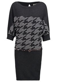 Robe gris foncé à manches courtes avec un grand motif pied-de-poule gris et noir sur la partie supérieure avant et une fine ceinture sombre à la taille.