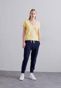 Polo Ralph Lauren COTTON JERSEY V-NECK T-SHIRT - Paprasti marškinėliai - corn yellow