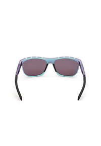 Occhiali da sole con montatura viola e turchese, lenti scure e aste nere testurizzate. Presentano un design angolare e sottili dettagli in metallo.