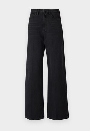 Jeans negros de pierna ancha hechos de mezclilla. Cintura alta con cierre de botón y cinco bolsillos. Textura suave con un ligero desvanecimiento a lo largo de las piernas.