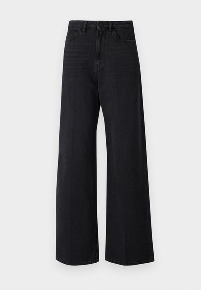 Μαύρα φαρδιά τζιν παντελόνια φτιαγμένα από τζιν. Ψηλή μέση με κλείσιμο από κουμπί και πέντε τσέπες. Λείο υφή με ήπια φθορά κατά μήκος των ποδιών.