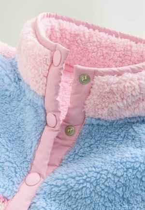 Fleece jakke med en pink krave og frontknapper; har skiftende bløde blå og pink paneler; fluffy tekstur og rund form.