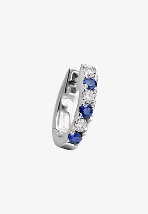 Pendiente de aro de plata con piedras preciosas azules y claras alternadas, con un acabado pulido y engastes de garras detallados para las piedras.