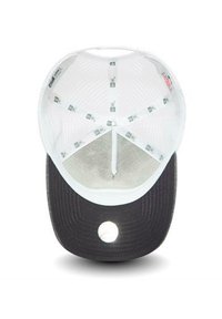 Gorra de malla blanca con visera negra, que presenta agujeros de ventilación, un logo circular en la parte frontal y un interior estructurado con detalles de costura.