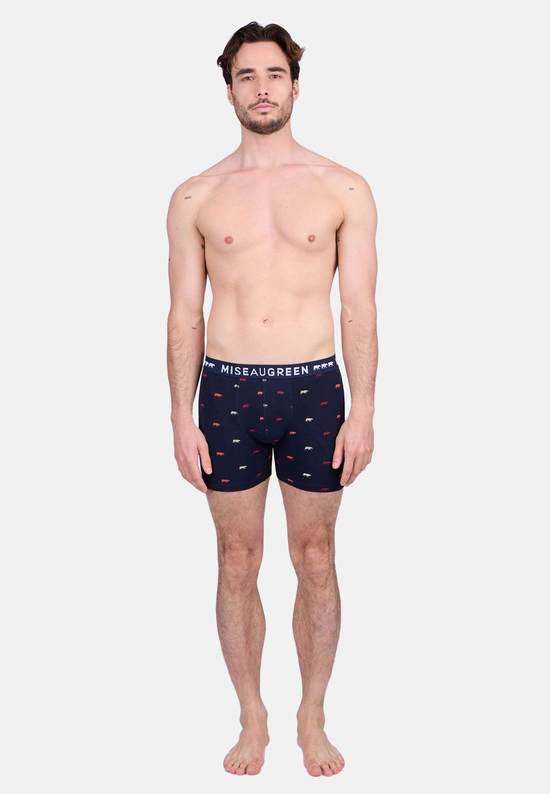 Boxers en marine avec une ceinture contrastante arborant le logo 'Miseaugreen'; ornés de petits ours colorés; ceinture élastique, design ajusté.