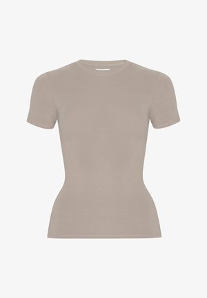 Beige nauwsluitend T-shirt met korte mouwen en een ronde hals, met zichtbare stiksels op een witte achtergrond.