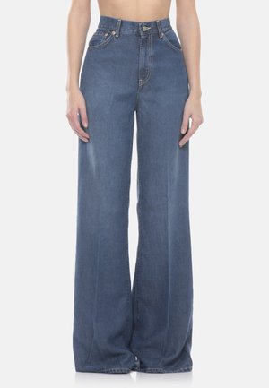 Jeans blu a vita alta con gambe larghe, tasche frontali e chiusura con bottoni, indossati da una persona in piedi con le mani rilassate ai lati.