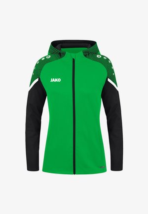 Groene sportjack met zwarte mouwen en capuchon. Kenmerkt zich door een rits aan de voorkant, subtiele patronen op de schouders en een logo op de borst.