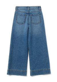 Pantalones vaqueros de pierna ancha en denim azul medio; características incluyen dos bolsillos traseros, un dobladillo sin terminar y un acabado limpio. Diseño general casual.
