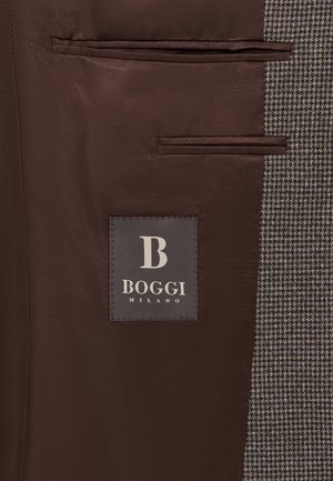 Interior de tela marrón con dos bolsillos, con un exterior de patrón de espiga gris. La etiqueta dice "B Boggi Milano" en un parche rectangular.
