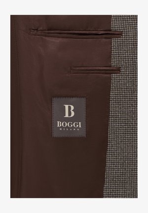 Interior de tela marrón con dos bolsillos, con un exterior de patrón de espiga gris. La etiqueta dice "B Boggi Milano" en un parche rectangular.