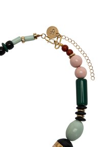 Kolorowy naszyjnik z koralikami w kolorach zielonym, różowym, czarnym i brązowym, ze złotymi elementami, przedłużką łańcuszka oraz różnorodnymi kształtami i fakturami.