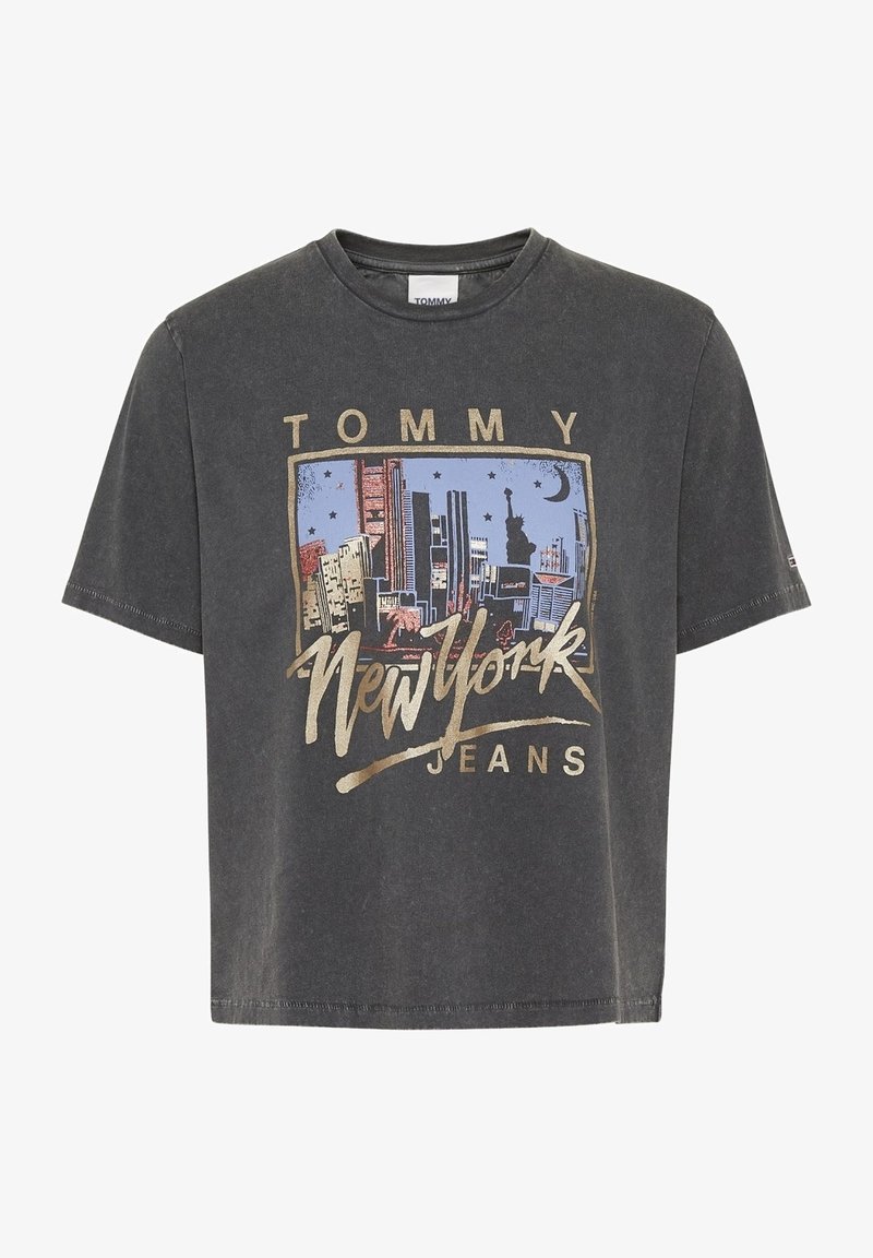 Camiseta gráfica de algodón en gris oscuro con un corte cuadrado. Presenta un diseño del skyline de NYC en azul con detalles dorados. Cuello redondo y mangas cortas.