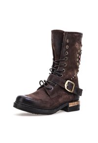 Smeđa kožna gležnjača sa strukturiranom površinom, vezanjem sprijeda, bočnim zakovicama, podesivim remenom s mjedenom kopčom i složenim potplatom.