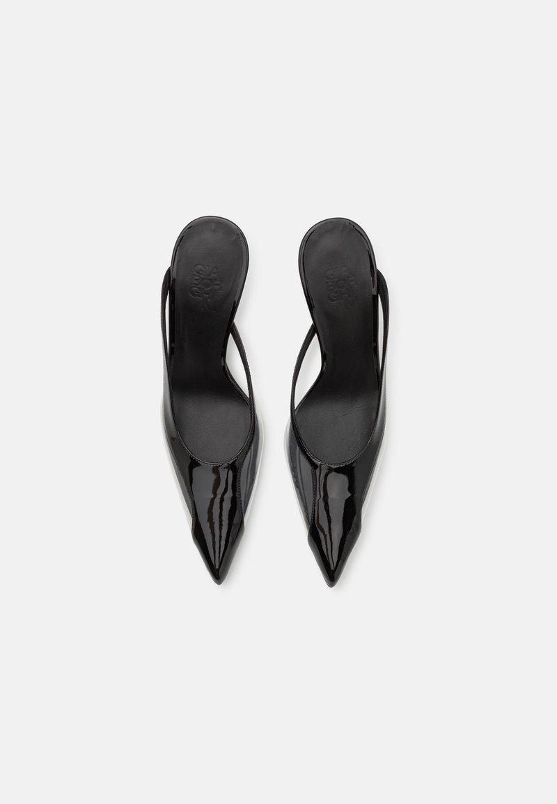 Tacco slingback in vernice nera con punta affusolata, cinturino sottile alla caviglia e texture liscia. Nessun hardware o motivo visibile.