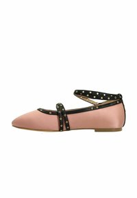 Ballerine en satin rose à bout pointu, avec des accents en cuir noir et des clous dorés sur des brides réglables. Semelle fine et plate.